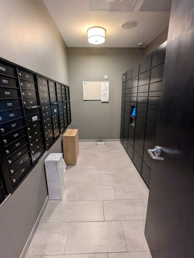 Building Photo - Gorgeous 2 Bedroom 2 Bathroom Downtown Condo with Epic Views and Free Parking