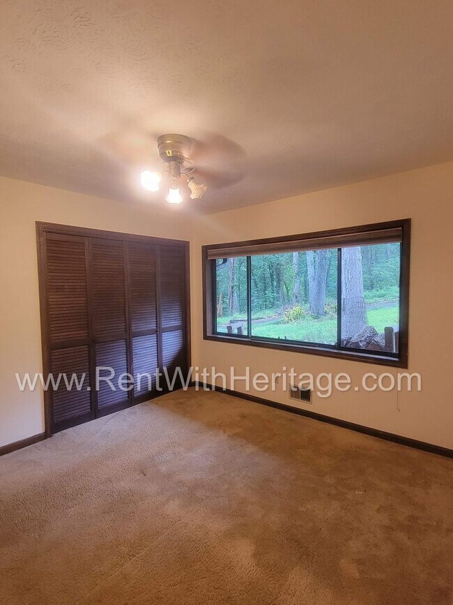 Building Photo - Charming Cabin Style Home on 1.3 Acres / F...