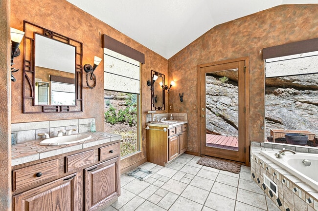 Building Photo - 551 Aspen Dr