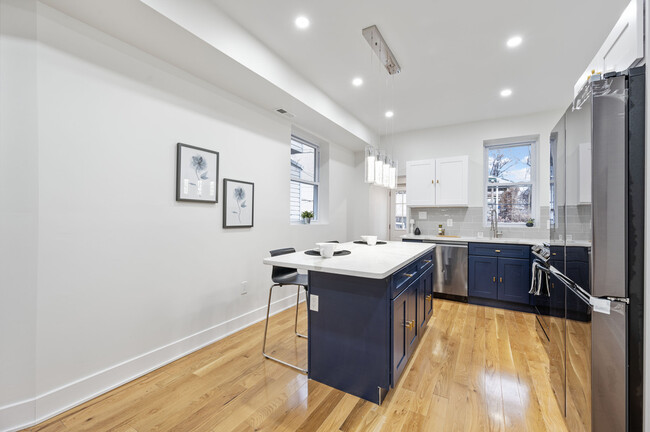 Building Photo - 1135 S 61st St