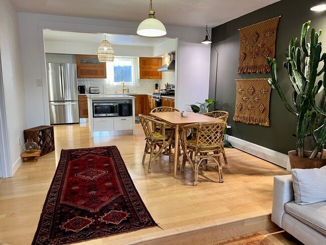 Building Photo - Available in July! Pet Friendly Fully Furn...