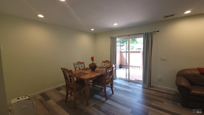 Building Photo - 2315 Cross Ave