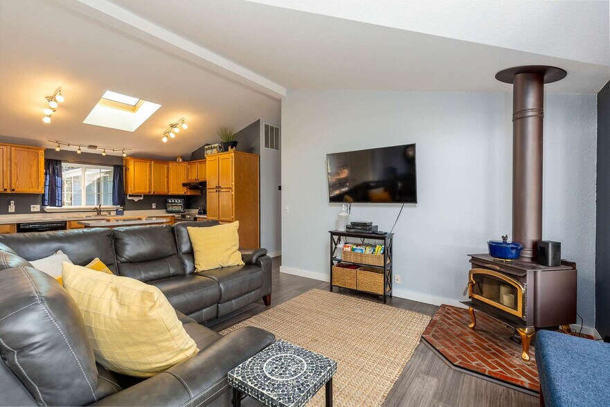 Building Photo - 60289 Cinder Butte Rd