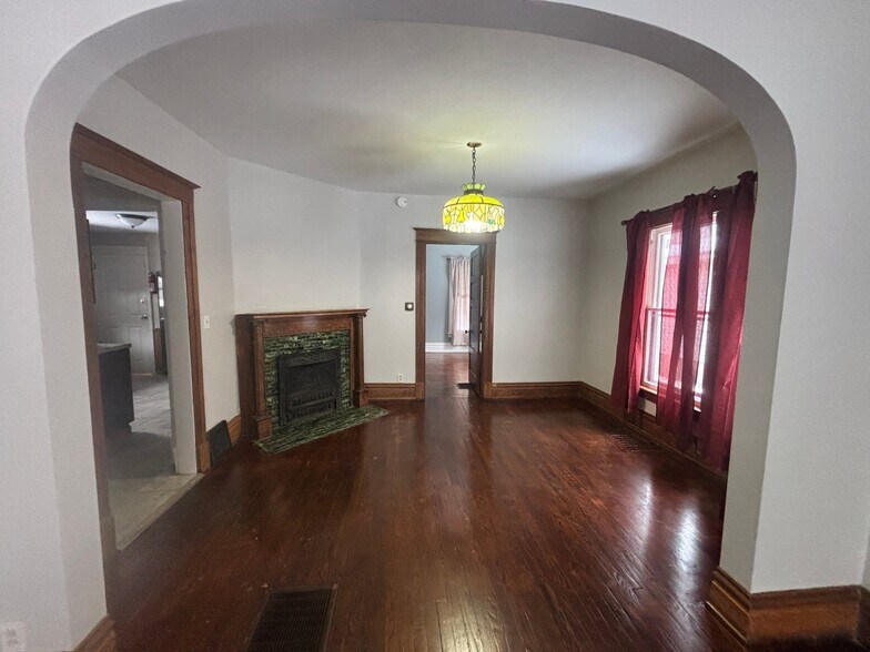 Building Photo - 609 E Stockbridge Ave