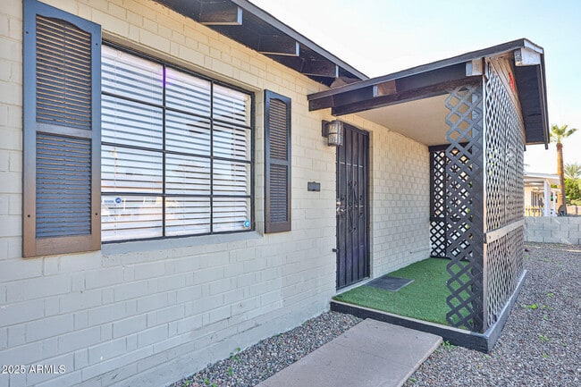 Building Photo - 2221 W Clarendon Ave