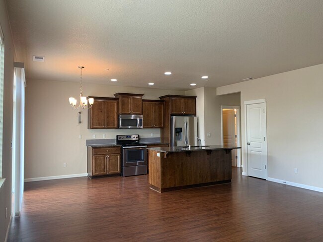 Building Photo - Beautiful Craftsman Style Home! 2 Car Garage! Gas Fireplace and Granite Counter Tops! Attached Ga...