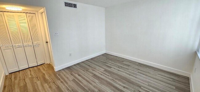 Building Photo - 18051 Biscayne Blvd