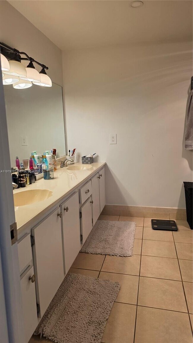 Building Photo - 750 NE 199th St