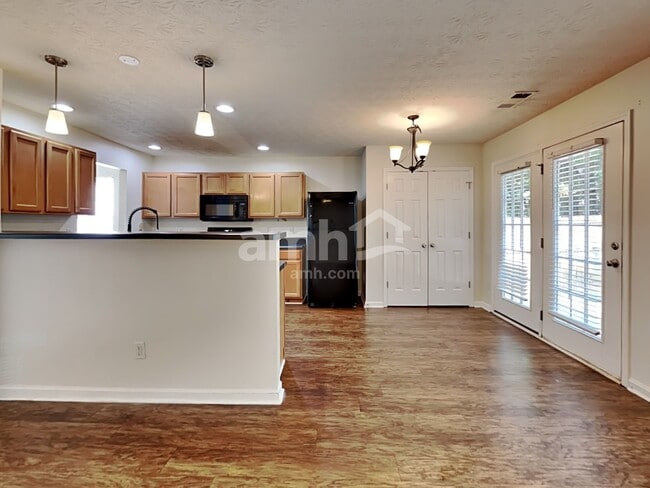 Building Photo - 307 Meadows Ln