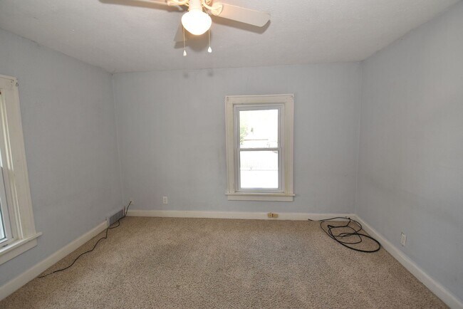 Building Photo - 3 bedroom 1.5 bath home next to IUSB.