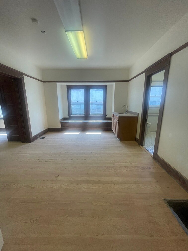 Second large bedroom with hardwood floors adjacent to a large, completely renovated full bathroom. - 1135 Magnolia St