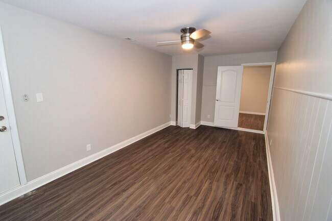 Building Photo - 4 bedroom 1 bathroom SF House