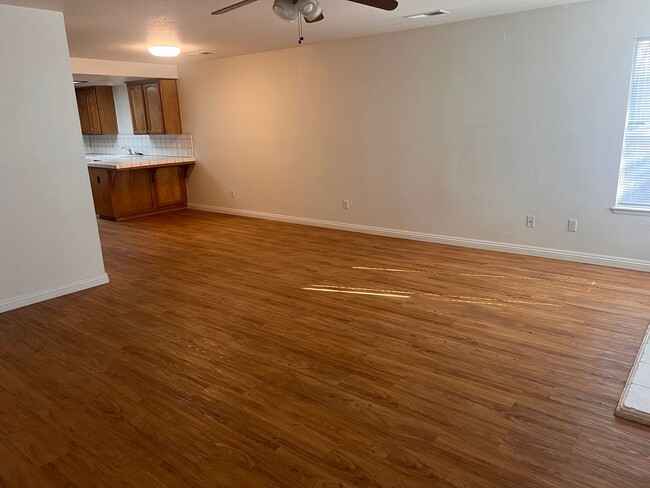 Building Photo - 3829