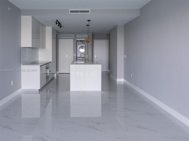 Building Photo - 700 NE 24th St