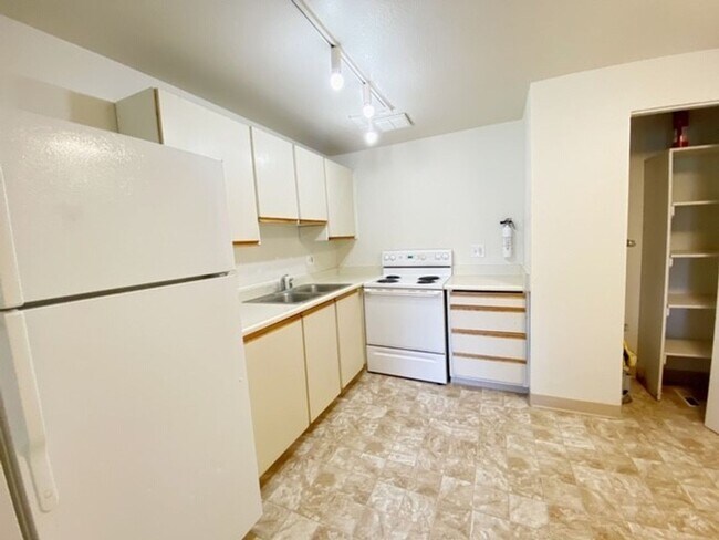 Building Photo - 4446 Reka Dr