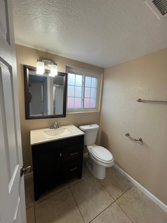 Building Photo - 528 Raintree Dr