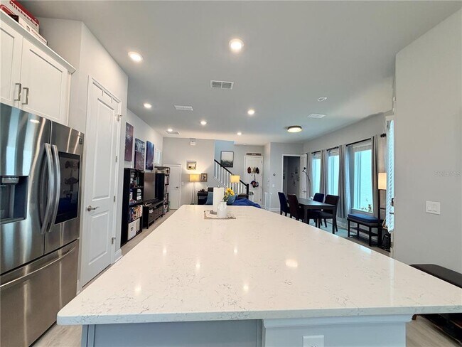 Building Photo - 660 Rosewood Way