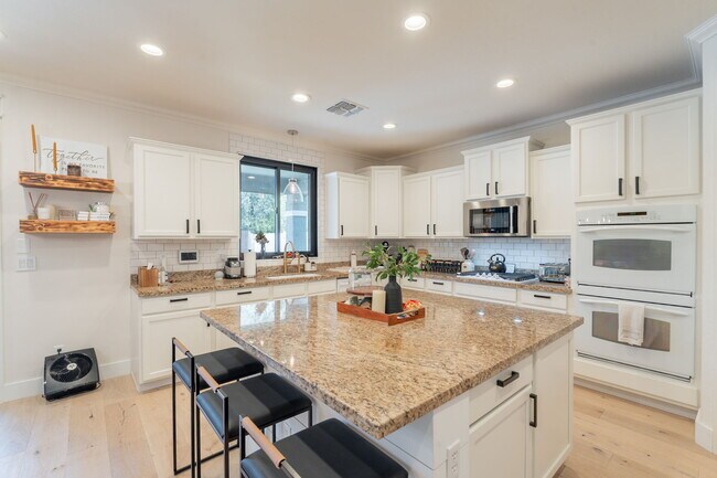 Building Photo - 3852 E Comstock Dr