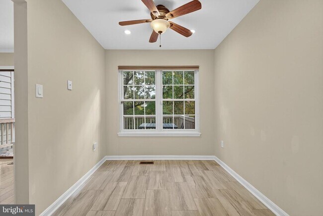 Building Photo - 8605 Western Oak Dr