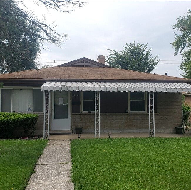 Primary Photo - 1366 Greenbay Ave