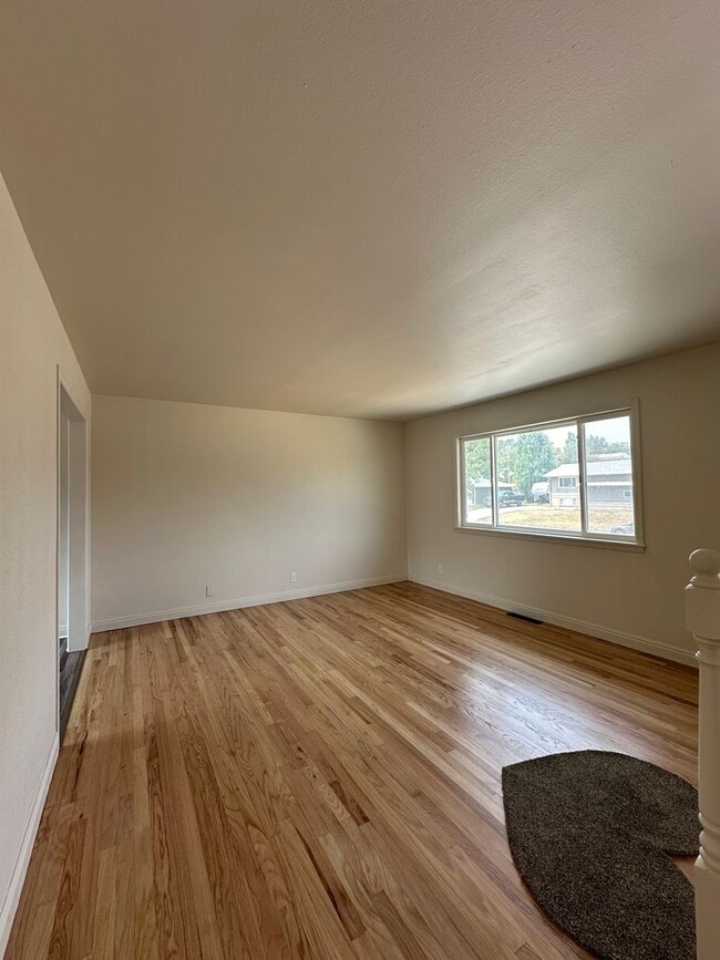 Building Photo - 4bed Rental June 2026