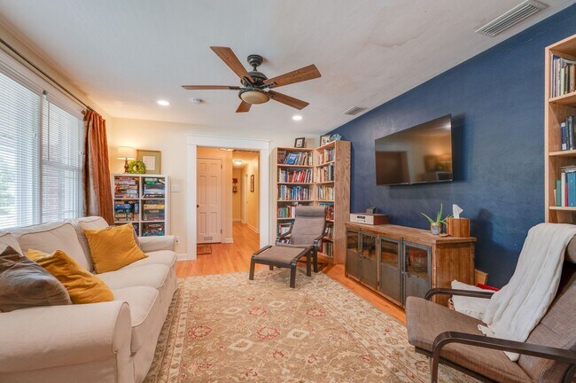 Building Photo - 2418 Heutte Dr