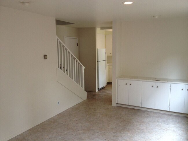 Building Photo - 5 Bedroom 3.25 Bath Close to UC, hiking, mountain biking