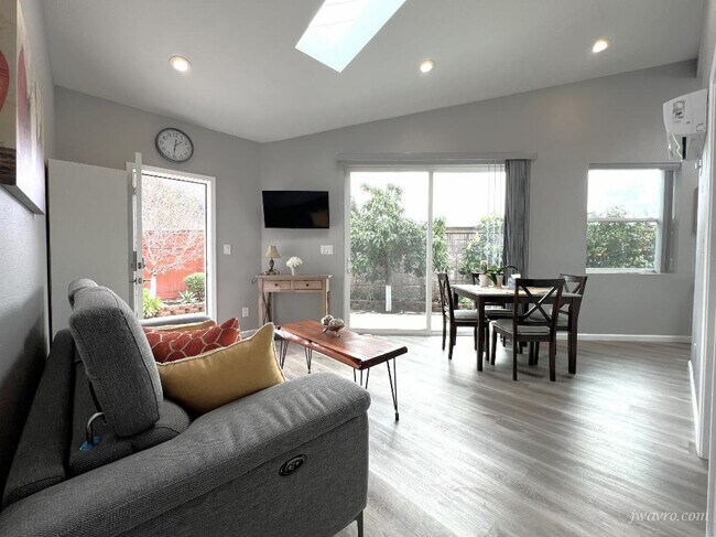 Building Photo - 476 Fiesta Dr