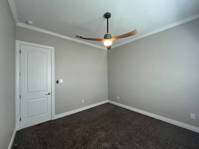 Building Photo - 4815 Viewcrest Rd