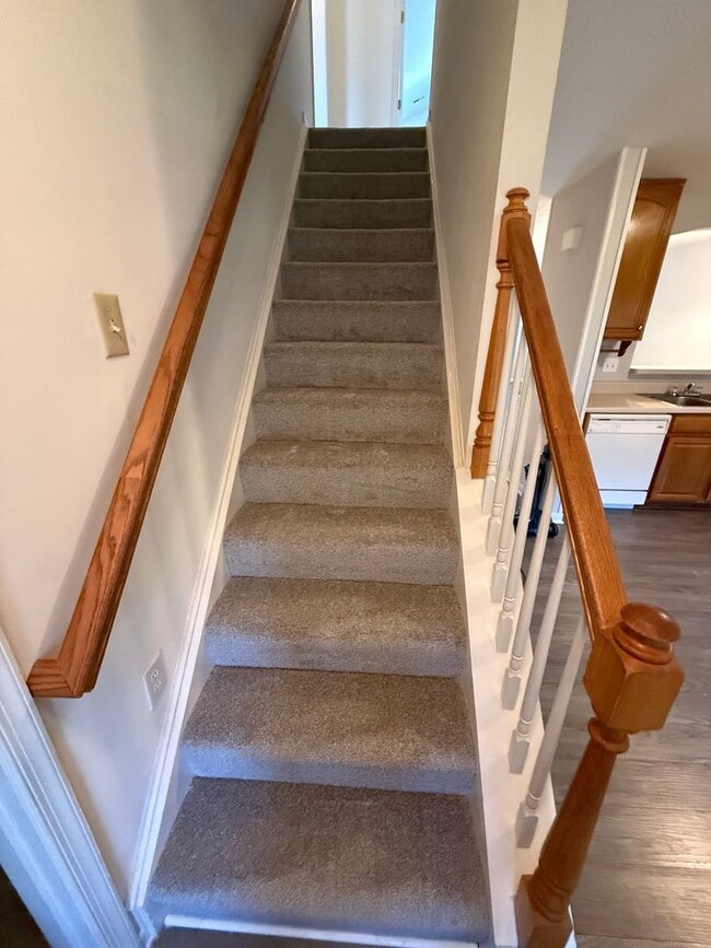 Building Photo - 4 Bedroom Townhouse Near Chesterfield Cour...