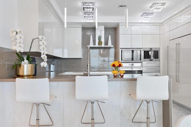 Building Photo - 17475 Collins Ave