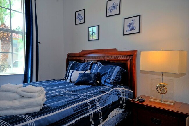 Building Photo - Gorgeous Fully Furnished Townhome Close to...