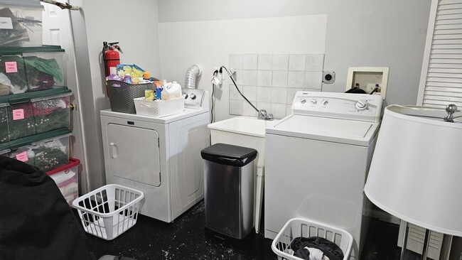 Building Photo - 1527 W Wellington Ave