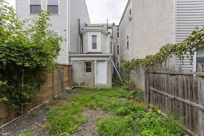 Building Photo - 1 br, 1 bath Triplex - 1707 N Gratz ST Uni...