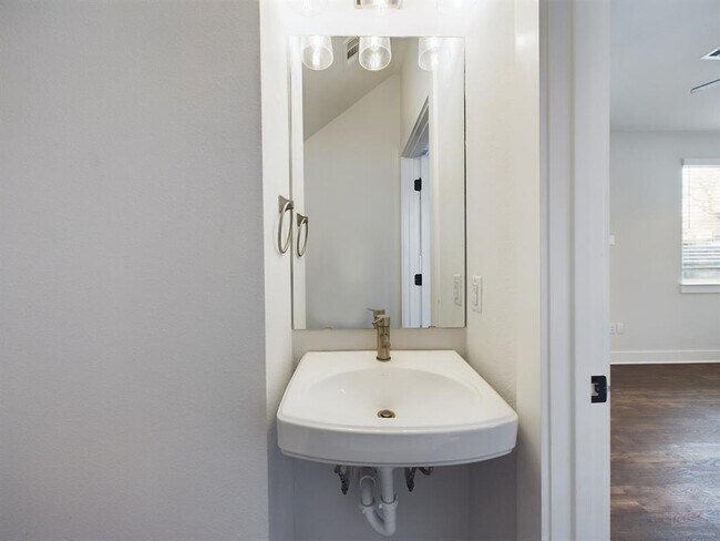 Building Photo - 1402 W 51st St