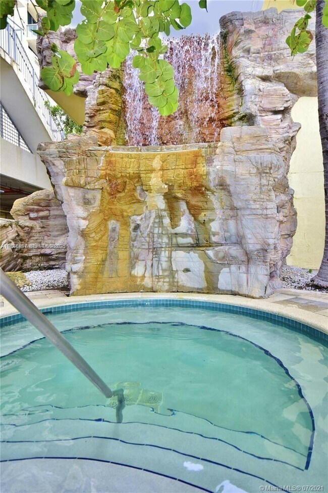 Building Photo - 17375 Collins Ave