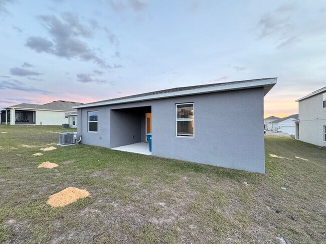 Building Photo - Rare find In-Law suite Home! Single family...