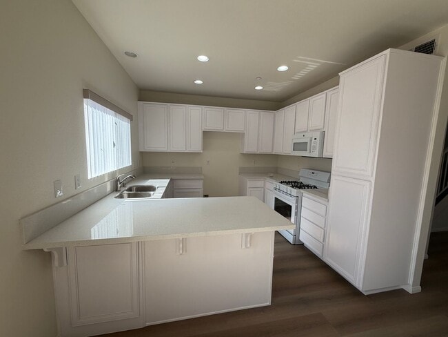 Building Photo - 547 Hart Dr