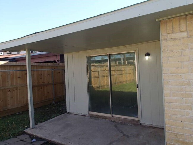 Building Photo - 327 Oakdale Dr