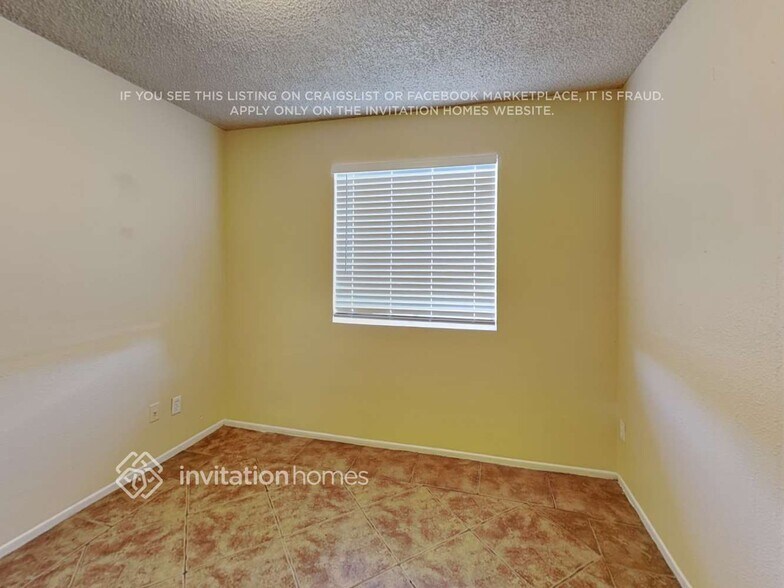 Building Photo - 3735 W Columbine Dr