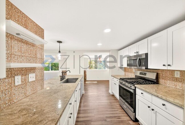 Building Photo - 16925 Hillside Dr