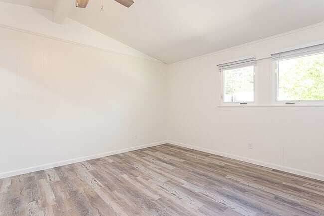 Building Photo - Charming 2/BR 1BA Home with Private Fenced...