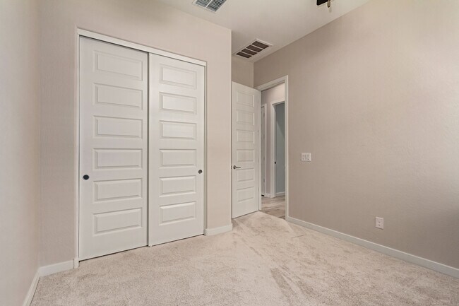 Building Photo - 941 Treasure Trl