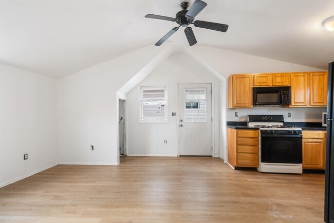 Building Photo - 689 2nd St