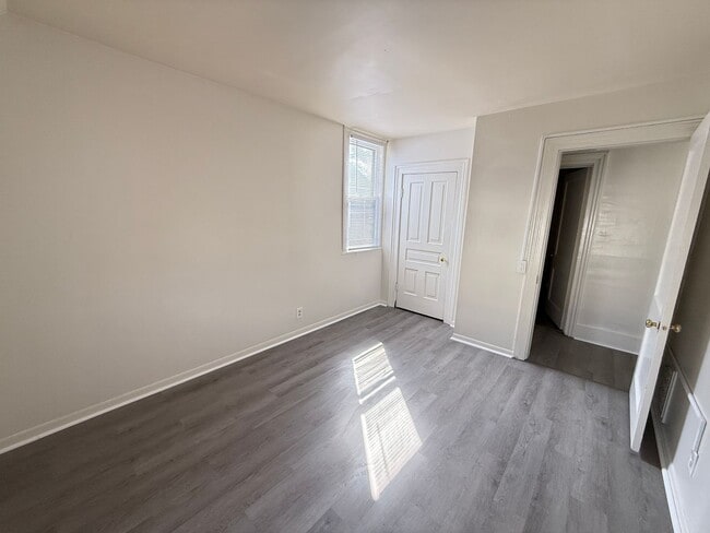 Building Photo - 346 1st St