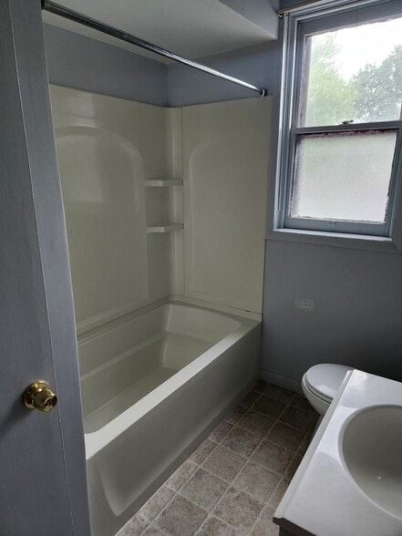 Full Bath - 201 Kelker St
