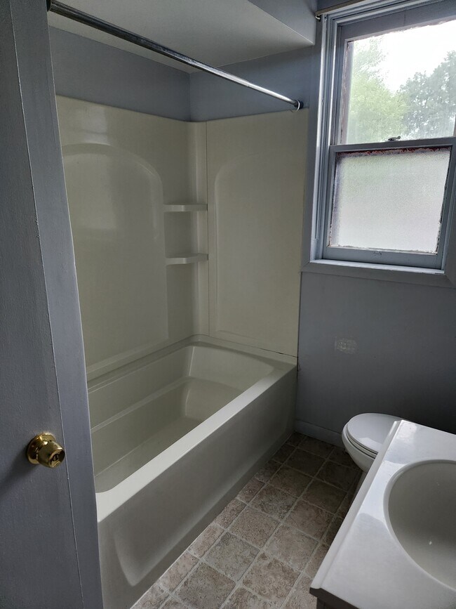 Full Bath - 201 Kelker St