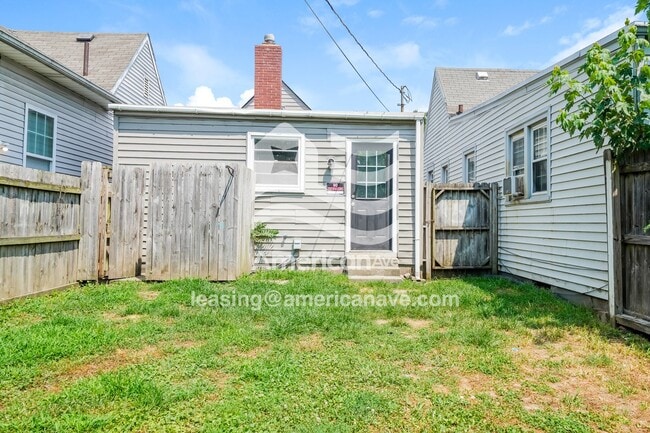 Building Photo - 1604 E Oak St