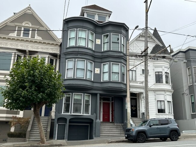 Building Photo - Epic REA - Lovely 3 BR/ 2 BA Victorian Con...