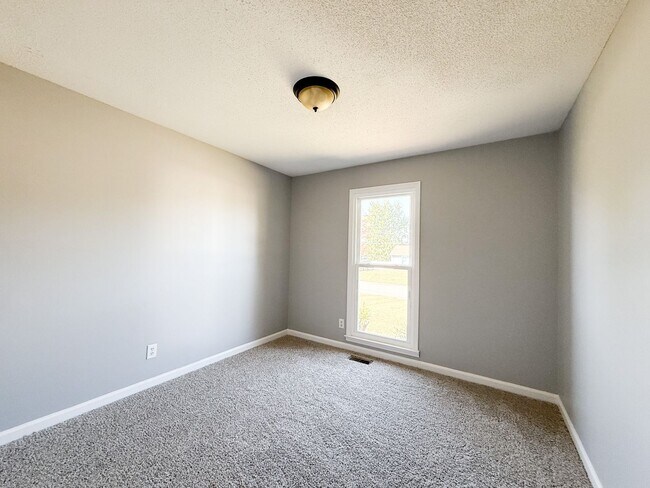 Building Photo - 3 Bedroom 2 Bathroom Home